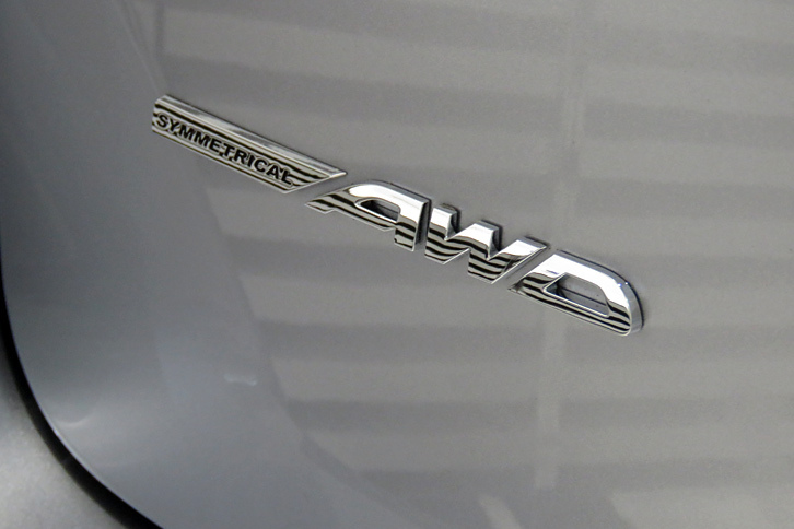スバル・インプレッサ スポーツ（「SYMMETRICAL AWD」のバッジ）