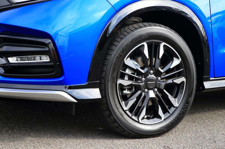 専用デザインのアルミホイール。4WD車には17インチのもの（写真）が、FF車には同じデザインの18インチのものが組み合わされる。