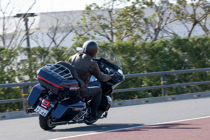 報道資料で「至高のツアラーモデル」と記される新型「ロードグライド リミテッド」。その走りと機能・装備には、「うたい文句に偽りなし」と感服してしまった。