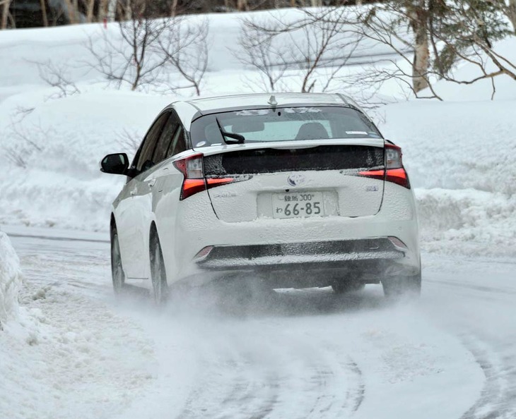雪道を走る、「アイスナビ8」装着の「プリウス」。今回の試乗では、雪面をしっかりとつかんでいる感触が得られた。