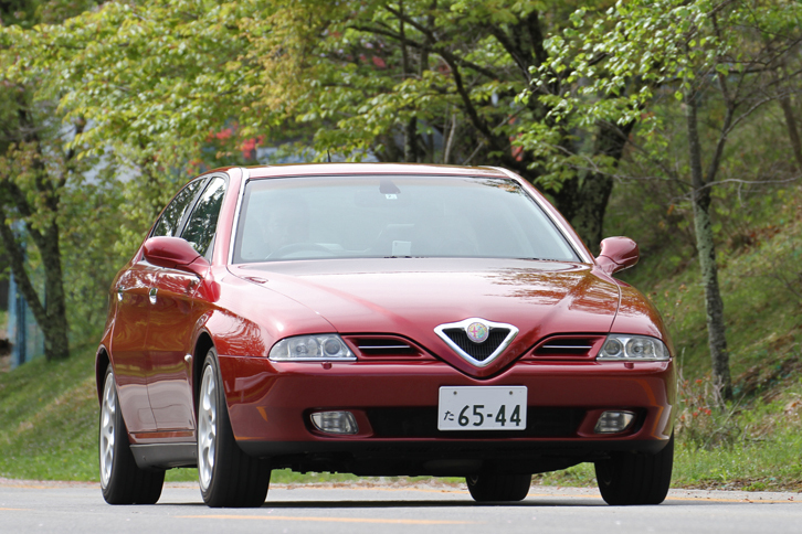 「164」の後継として1999年に登場した「166」。スタイリングはデ・シルヴァが率いていた社内のチェントロスティーレ（デザインスタジオ）によるものだが、この前期型の“タレ目”は、かなり個性的である。