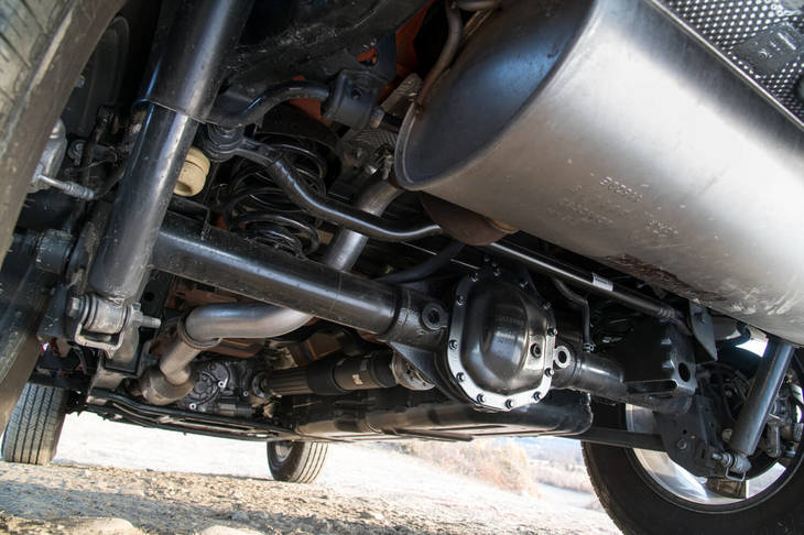 「ラングラー」の“下まわり”を車両後方から見たところ。最低地上高は200mmで、渡河性能762mmとアナウンスされている。