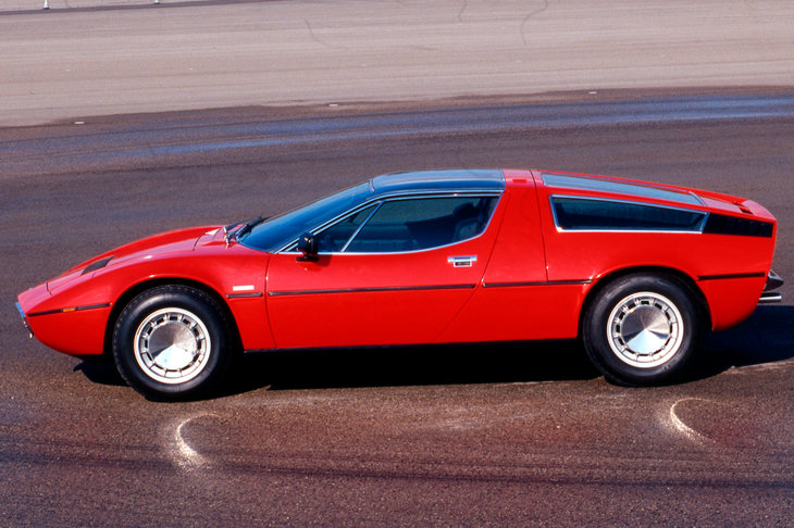 V8エンジンをミドシップ搭載した「マセラティ・ボーラ」。「メラク」は同車とコンポーネンツを共有する、4座のV6ミドシップスポーツカーである。