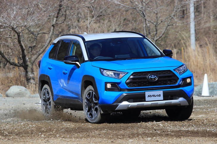 「ダイナミックトルクベクタリングAWD」と呼ばれる新しい4WDシステムを搭載する「アドベンチャー」。確かに後輪駆動のような挙動を見せるが、狭い砂利のコースでは明らかなメリットを感じることはできなかった。