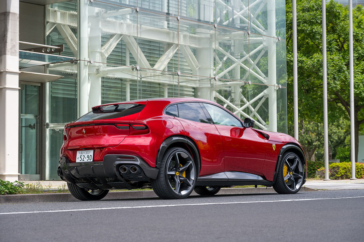 フェラーリ初の4ドア・4シータースポーツとして、2022年9月に世界初公開された「プロサングエ」。他のフェラーリの12気筒モデルと同じく、年間の生産数は限られており、発表直後に数年分の生産計画台数がプレオーダーで埋まってしまったという。