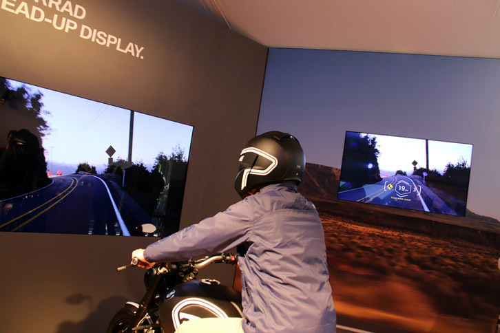 BMWの二輪部門が出展したヘッドアップディスプレイ付きヘルメット。車速などのほか、前方の工事現場などハザード情報も表示する。