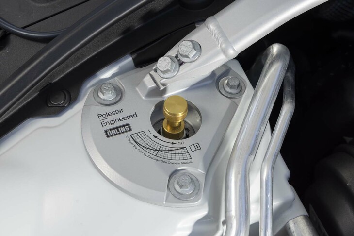 オーリンズのデュアルフロー式アブソーバーは手動で22段階の減衰力調整が可能。強化スプリングも装備する（リアはリーフ）。