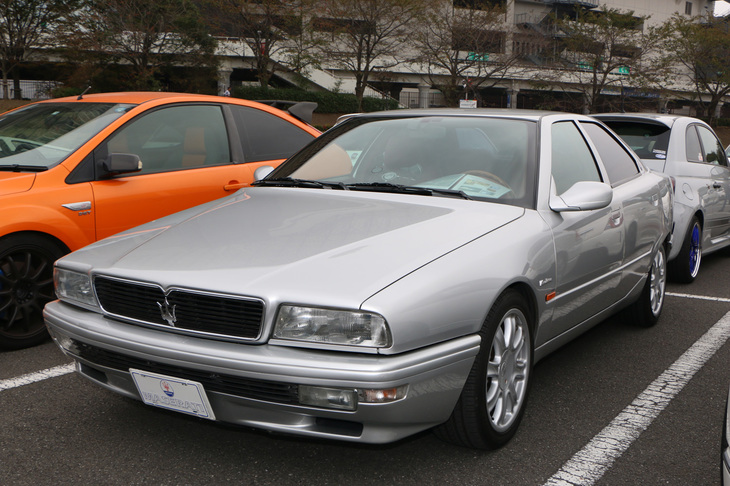 4代目「マセラティ・クアトロポルテ」。ガンディーニによるスタイリングは今見てもクールだ。歴代のクアトロポルテはいずれも優雅なラグジュアリーセダンだったが、このモデルだけはスポーツセダンと呼びたくなるシャープなボディーをまとっていた。