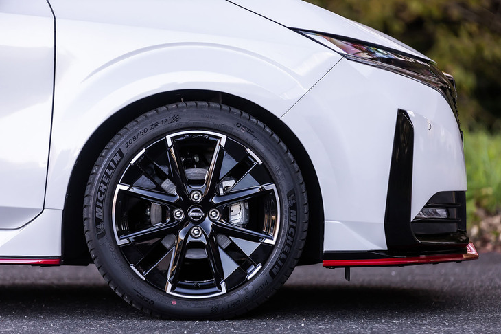 ベースモデルよりもリム幅が0.5インチ広い17×7Jサイズの「NISMO」専用アルミホイールに、こちらもNISMO専用として採用された205/50ZR17サイズの「ミシュラン・パイロットスポーツ4」タイヤが組み合わされている。