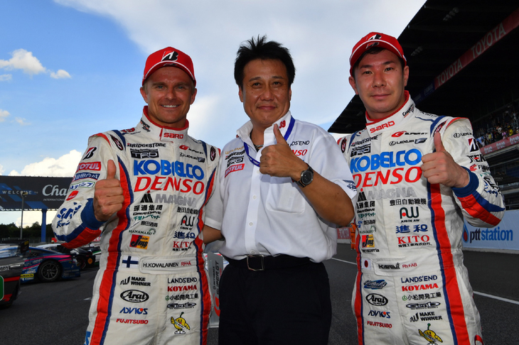 勝利を喜ぶ、LEXUS TEAM SARDの3人。写真左からヘイキ・コバライネン、佐藤勝之総監督、そして小林可夢偉。