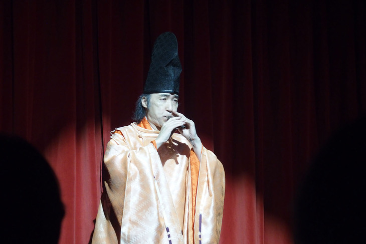 「マイバッハSLモノグラムシリーズ」の発表イベントでオープニングアクトを担当した雅楽師の東儀秀樹氏。