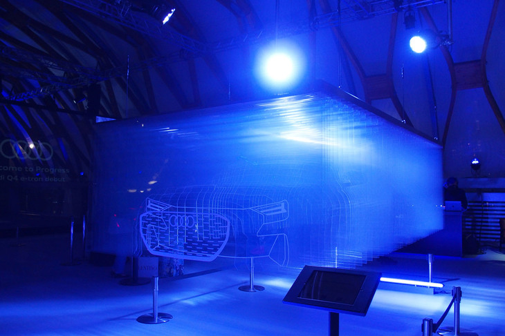 一枚一枚に「Q4 e-tron」のボディー断面図が描かれたアート作品。