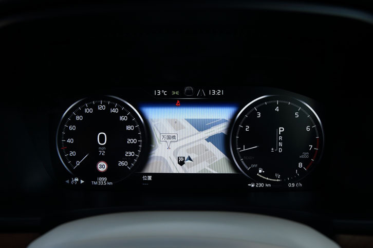 メーターパネルは、12.3インチの液晶表示となる。写真のように、カーナビの画面を表示することもできる。