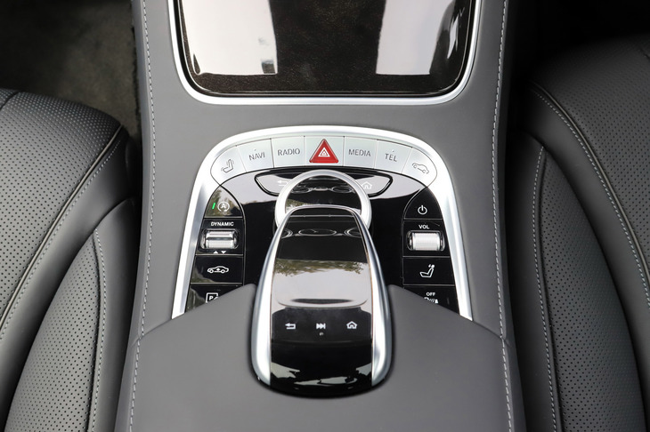センターコンソールには、インフォテインメントシステムの操作スイッチのほか、走行モードのセレクターや車高の調節ボタンが並ぶ。