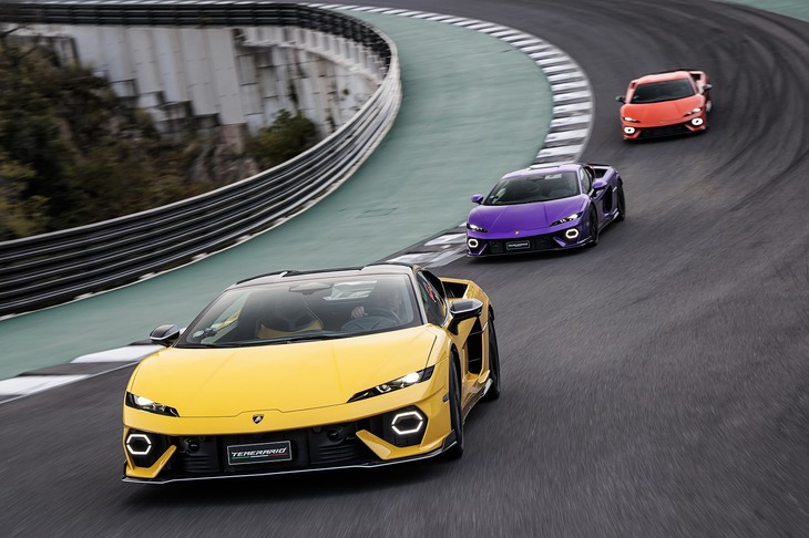 最高速は343km/h、0-100km/h加速のタイムは2.7秒とされる。市販モデルながらレーシングドライバーを驚かせるほどの快足ぶりだ。