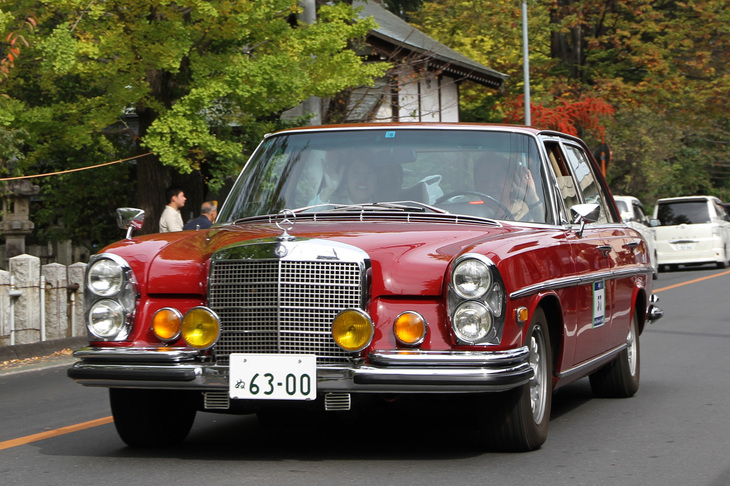 1971年「メルセデス・ベンツ300SEL 6.3」。60年代の「Sクラス」のトップグレード「300SEL」のボディーに、別格的存在だった「600」用の6.3リッターV8エンジンを搭載。“ドラッグスター”の異名をとったスーパーメルセデス。