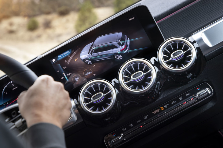 「オフロード」モードでは、車体前後や左右の傾き、進行方向の方位などをコックピットディスプレイ上に表示できる。