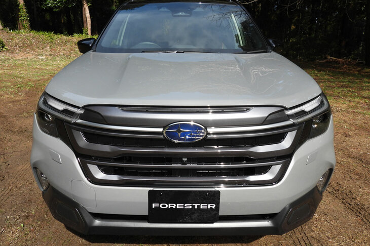 新型「フォレスター」のフロントまわり。水平ラインが複数重なるデザインで個性を主張する。