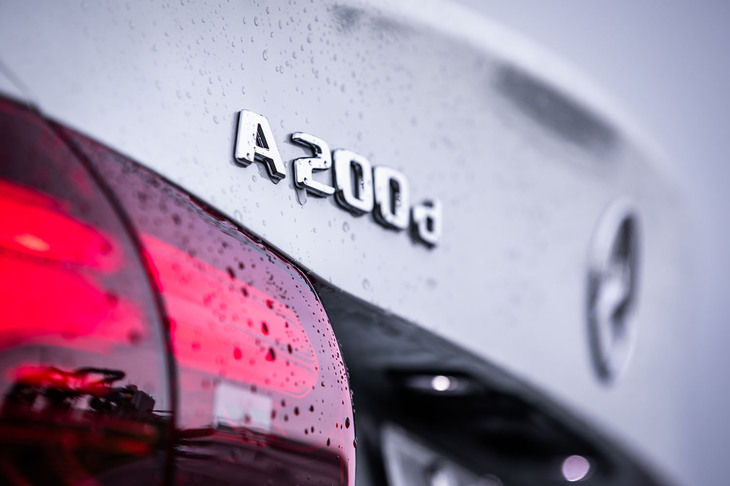 「Aクラス セダン」には1.3リッター直4ガソリンエンジンの「A180」と2リッター直4ディーゼルエンジンの「A200d」がラインナップされる。今回は車両本体価格570万円の後者に試乗した。