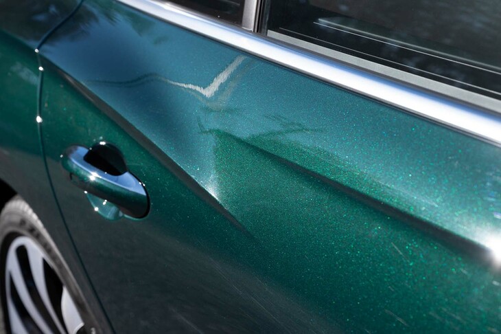 くっきりとしたプレスラインがボディーを飾る。アルミパネルを500度にまで加熱して空気圧によって成形するスーパーフォーミング製法が使われている。