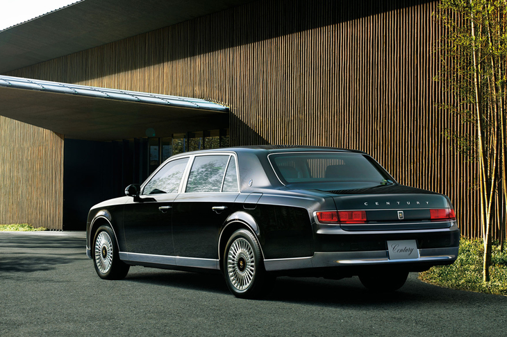 サスペンションは、前後ともマルチリンク式。18インチサイズのノイズリダクションホイールが装着されている。