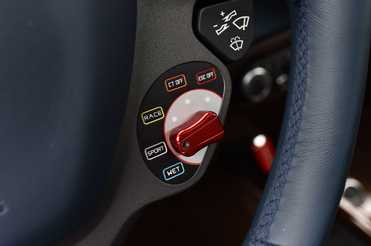 ステアリングホイールのセンターパッド右下にある走行モードのセレクター。ウエット／スポーツ／レース／CT OFF／ESC OFFの5種類が選べる。