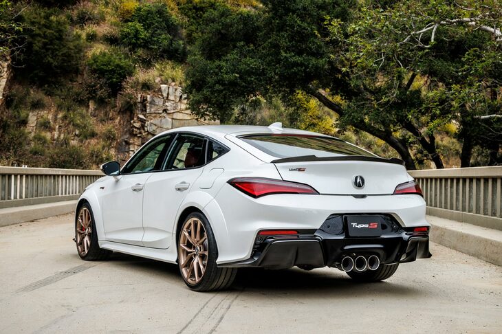 2026年モデルの「アキュラ・インテグラ タイプS」。ワイドなフェンダーや大型のディフューザー、3本出しのセンターマフラーなど、アグレッシブな意匠が目を引く。