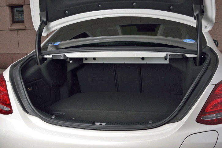 床下にバッテリーが置かれるため、トランクルームの容量は、ほかの「Cクラス セダン」よりも110リッター少ない335リッターとなる。後席の背もたれを倒すことで拡大できる。（写真をクリックするとシートの倒れるさまが見られます）