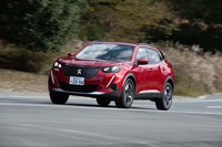 先代モデルよりも全長が145mm長くなり、より伸びやかなスタイルに。車台にはグループPSAの小型車用プラットフォーム「CMP」を使う。