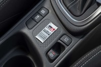 センターコンソールには、WRCを目指して開発されたことを示すエンブレムが装着されている。