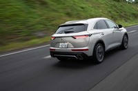 満充電からのEV航続可能距離は56km。0-100km/h加速のタイムが5.9秒という快足でもある。