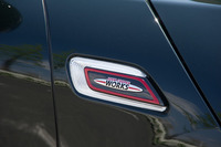 クルマの内外には「John Cooper Works」のバッジが合計16個備わる。写真はサイドスカットルのもの。