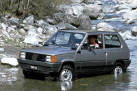 1983年「フィアット・パンダ4×4」。初代パンダに「アウトビアンキA112」用の965cc直4エンジンを搭載、シュタイア・プフ製パートタイム4WD機構を組み込んだモデル。日本にも正規輸入された。