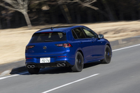 優れた安定感と直進性により、リラックスしてドライブを楽しめる。ロードノイズが抑えられているのもポイントだ。