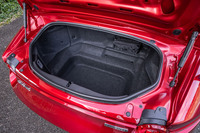 荷室容量は130リッター（VDA方式）。55cm×40cm×22cmサイズのキャリーバッグを2つ積み込める深さと奥行きを有するとアナウンスされる。