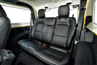 「ラングラー ルビコン」の乗車定員は4人。後席は広いとはいえないが、大人2人がきちんと乗車できる空間が確保されている。