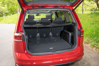 3列目シートを畳んだ状態の荷室。荷室容量はシートの状況に応じて137～1857リッターとなっている。写真のトノカバーは、使わないときは床下に収納できる。