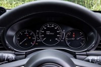 一見、機械式に見える3連メーターは、中央部が液晶ディスプレイになっている。カラー仕様の「アダプティブドライビングディスプレイ」と呼ばれるヘッドアップディスプレイが、全車に標準装備されている。