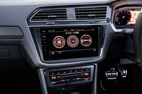 インフォテインメントシステム「ディスカバープロ」の9.2インチディスプレイには、タイヤの切れ角や方位、現在地の標高といったオフロード走行関連情報を表示できる。