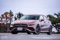 2023年2月27日に発売された「メルセデス・ベンツAクラス」のマイナーチェンジモデル。「MFA2」プラットフォームを共通で使用する「Aクラス セダン」と「Bクラス」のマイナーチェンジモデルも同時に導入が開始された。