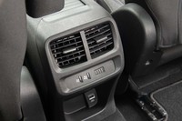 センターコンソールの後端にはエアコンの吹き出し口と風量コントローラーが備わる。これは「ベルランゴ」にはないアイテム。