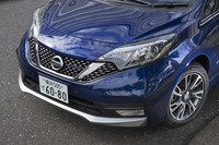 フロントまわりは専用のデザイン。メタル調フィニッシュのグリルやバンパーでドレスアップされる。