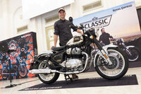 ロイヤルエンフィールドのプロダクトマネージャーで、650系モデルの開発を主導するグレン・コーベット氏。（写真：webCG）