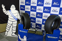 説明会の会場に展示された「X-ICE SNOW」（左）と、SUV用の「X-ICE SNOW SUV」（右）。