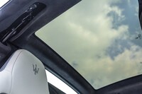 ポリマー分散型液晶技術を採用したルーフ。スイッチ操作で透明度が変えられる。