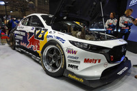 “マッド・マイク”選手のドライブでパイクスピーク・インターナショナル・ヒルクライムに挑んだ4ローターの「マツダ3」。このモンスターマシンにもレイズのホイールが選ばれた。「軽くて強い。だからレースで安心できる」と関係者は語る。