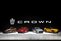 2022年7月の新型「クラウン」シリーズ発表会の様子。　
	清水「まぁフロントマスクについては、クラウンシリーズ全体でイメージを統一したり、逆にシリーズ内の他車種と差別化したりする必要があっただろうからねぇ」　
	渕野「やっぱり、フロントデザインは難しいんですよ」　
	（写真：三橋仁明／N-RAK PHOTO AGENCY）