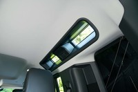 従来モデルから引き継いだラゲッジスペースの明かり取り用のアルパインウィンドウ。