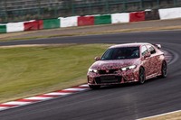 鈴鹿サーキットの国際レーシングコースにおいてタイムアタックに臨む新型「ホンダ・シビック タイプR」。量産前の最終開発車両で、2分23秒120というFF車としての最速ラップタイムを記録した。