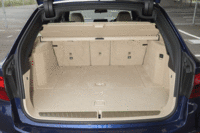 荷室の容量は、5人乗車時で570リッター。ボタン操作で後席の背もたれを倒すことにより、最大1700リッターにまで拡大できる。（写真をクリックすると荷室のアレンジが見られます）